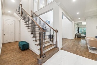 10 S Briar Hollow Ln in Houston, TX - Building Photo - Building Photo