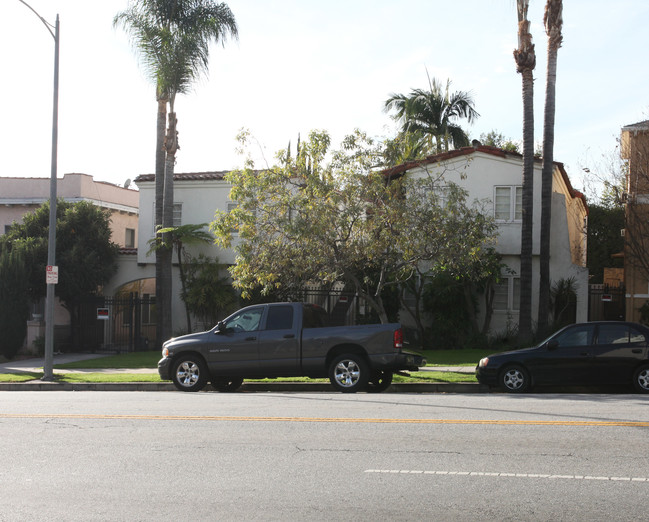 2065-2071 N Vermont Ave in Los Angeles, CA - Building Photo - Building Photo