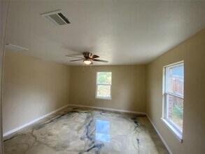 5021 Chapman St in Fort Worth, TX - Foto de edificio - Building Photo