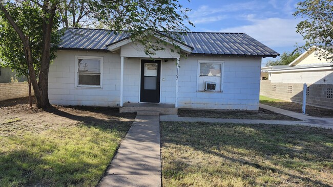 1707 W 17th Ln in Portales, NM - Building Photo - Building Photo