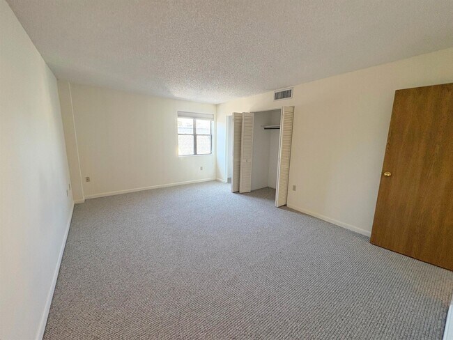 23 Elm St, Unit 301 in Somerville, MA - Building Photo - Building Photo
