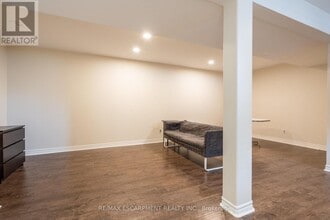 2400 Whaley Dr in Mississauga, ON - Building Photo - Building Photo