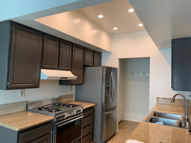 14607 Erwin St, Unit 215 in Los Angeles, CA - Building Photo - Building Photo
