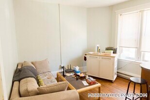 881 Huntington Ave in Boston, MA - Building Photo