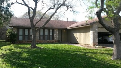 7223 Enchanted Flame St in San Antonio, TX - Foto de edificio - Building Photo