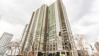 1255 N Sandburg Terrace, Unit 1907E in Chicago, IL - Building Photo