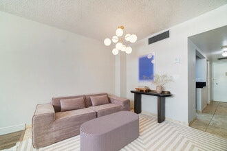 999 Brickell Bay Dr, Unit 1906 in Miami, FL - Foto de edificio - Building Photo