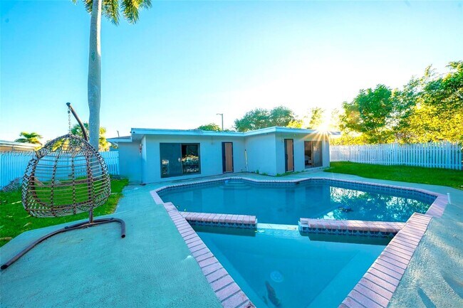1221 W Camino Real in Boca Raton, FL - Building Photo - Building Photo