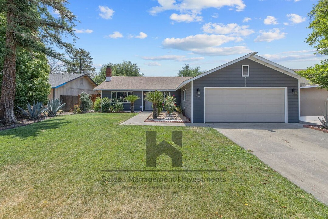1637 Paradise Ave in Tulare, CA - Building Photo