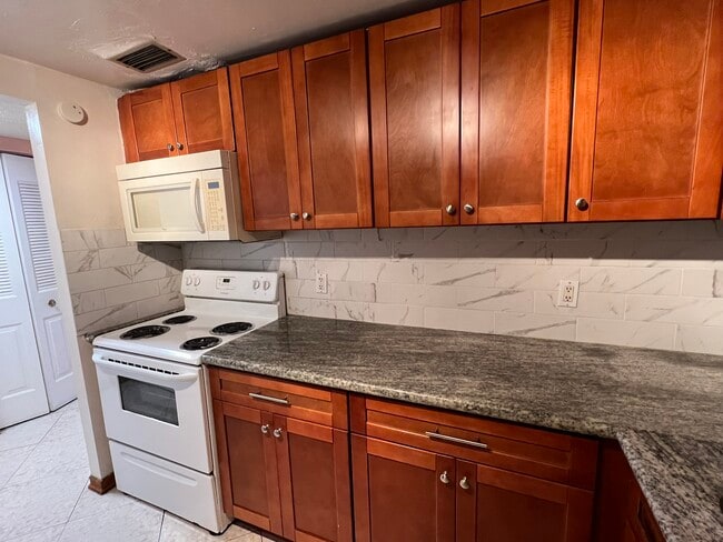 7745 SW 86th St, Unit D 123 in Miami, FL - Building Photo - Building Photo