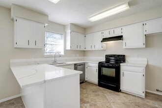 204 Hearthside Cir in League City, TX - Building Photo - Building Photo