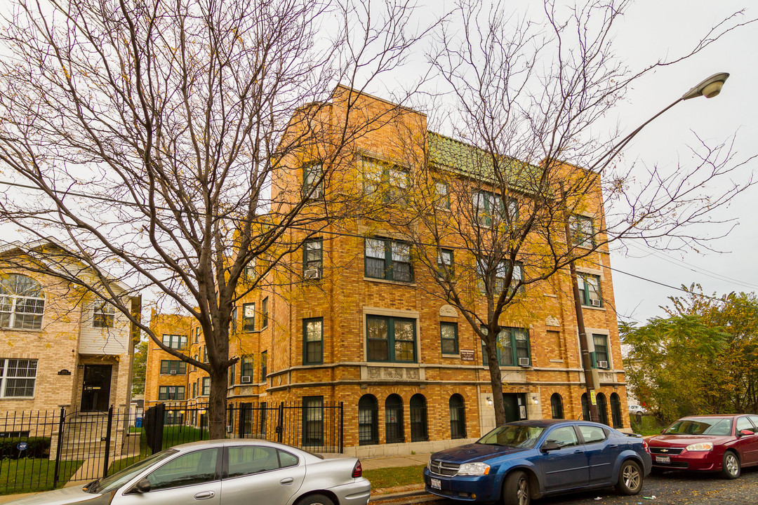 5808 W Lake St in Chicago, IL - Building Photo