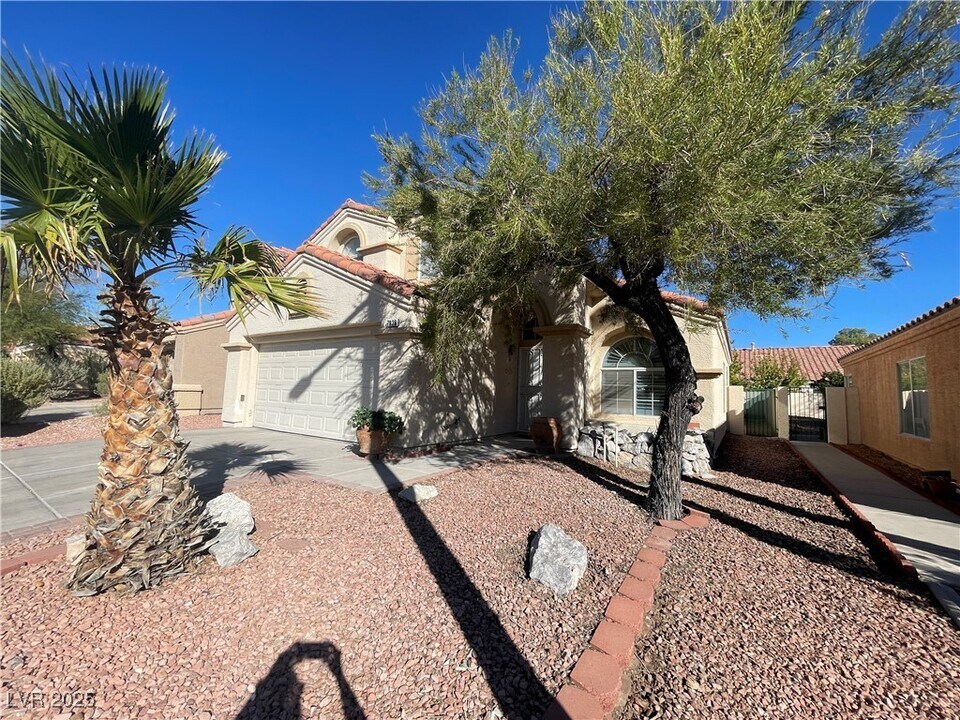 7936 Verde Springs Dr in Las Vegas, NV - Building Photo