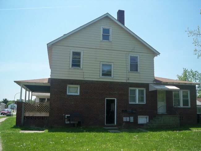 122 W River Rd N, Unit #1 in Elyria, OH - Foto de edificio - Building Photo