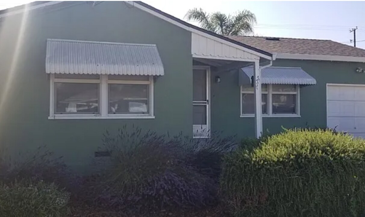 1177 Victoria Ave in Hollister, CA - Building Photo