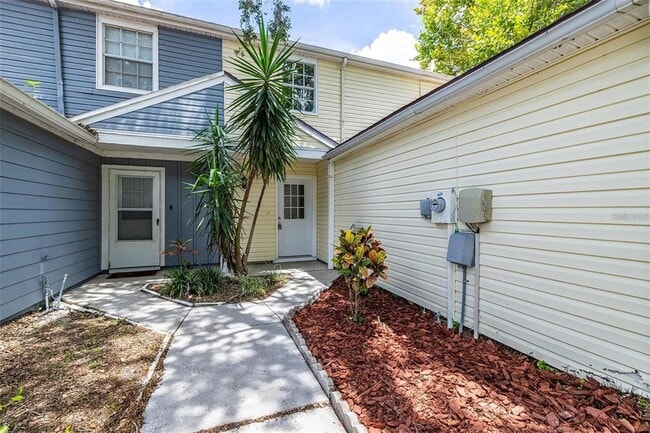 6211 Oak Cluster Cir in Tampa, FL - Building Photo - Building Photo