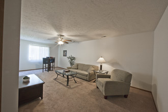 Village Square Apartments in Lincoln, NE - Building Photo - Building Photo