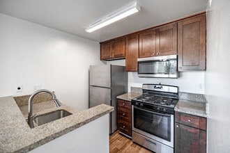 Gilbert Court Apartments in Fullerton, CA - Building Photo - Interior Photo