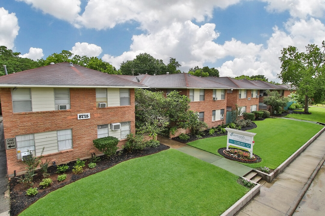 Courtyards at Braes Manor in Houston, TX - Building Photo