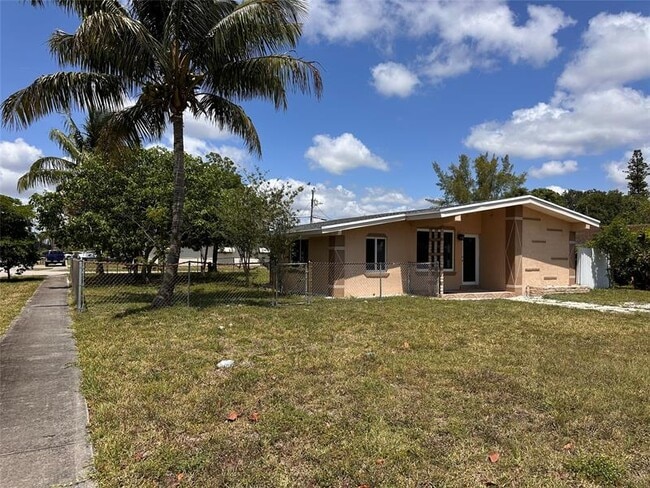 17150 NE 4th Pl in North Miami Beach, FL - Building Photo - Building Photo