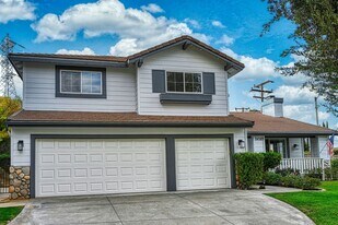 24589 Lola Ln in Santa Clarita, CA - Building Photo