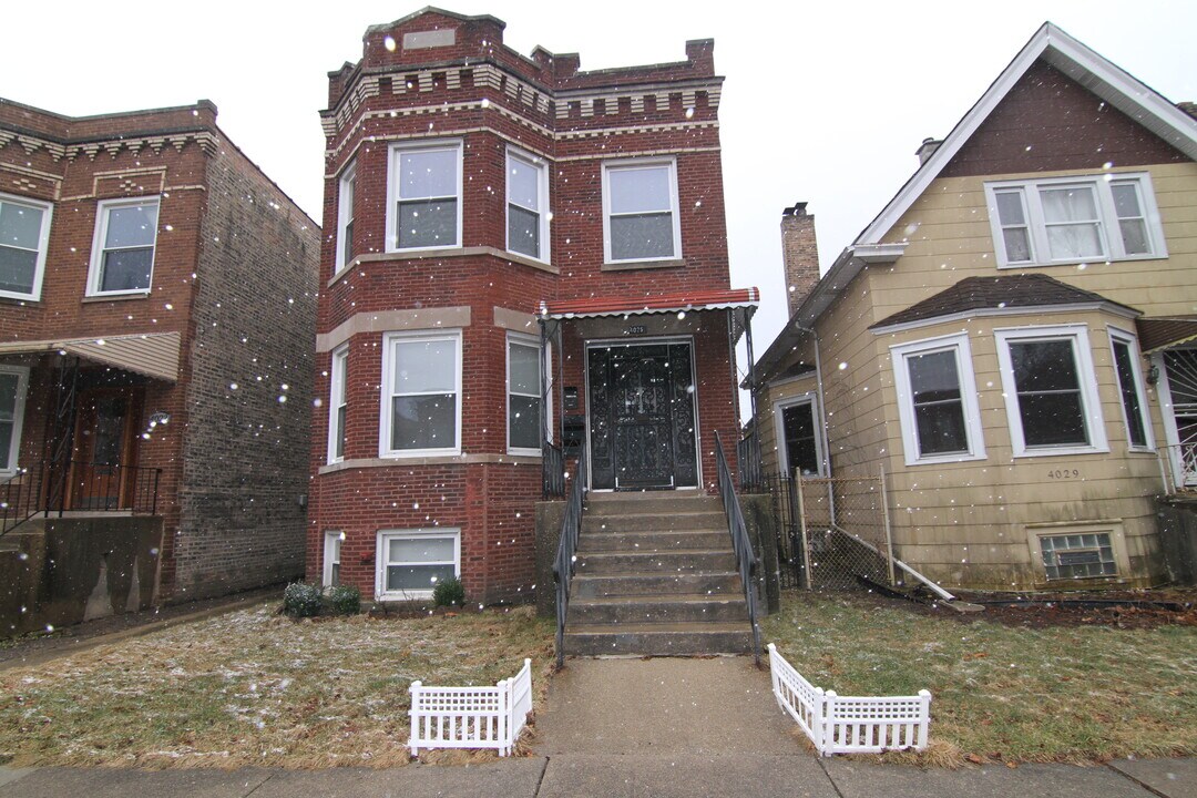 4025 W Cornelia Ave, Unit 2 in Chicago, IL - Building Photo