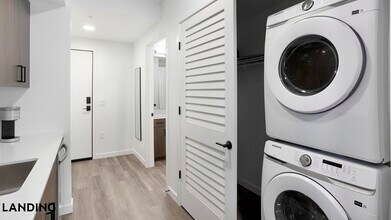 8511 15th Ave NW, Unit 326 in Seattle, WA - Foto de edificio - Building Photo