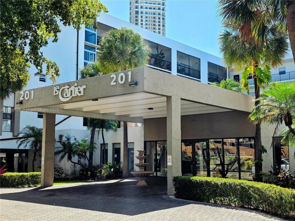 201 178th Dr in Sunny Isles Beach, FL - Building Photo