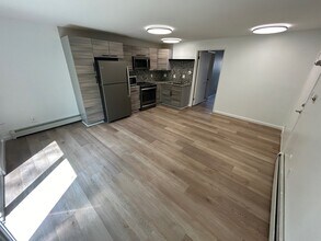 31831 Grand River Ave in Farmington, MI - Foto de edificio - Building Photo