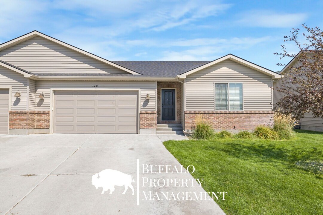 4215 Roy Cir in Ammon, ID - Building Photo