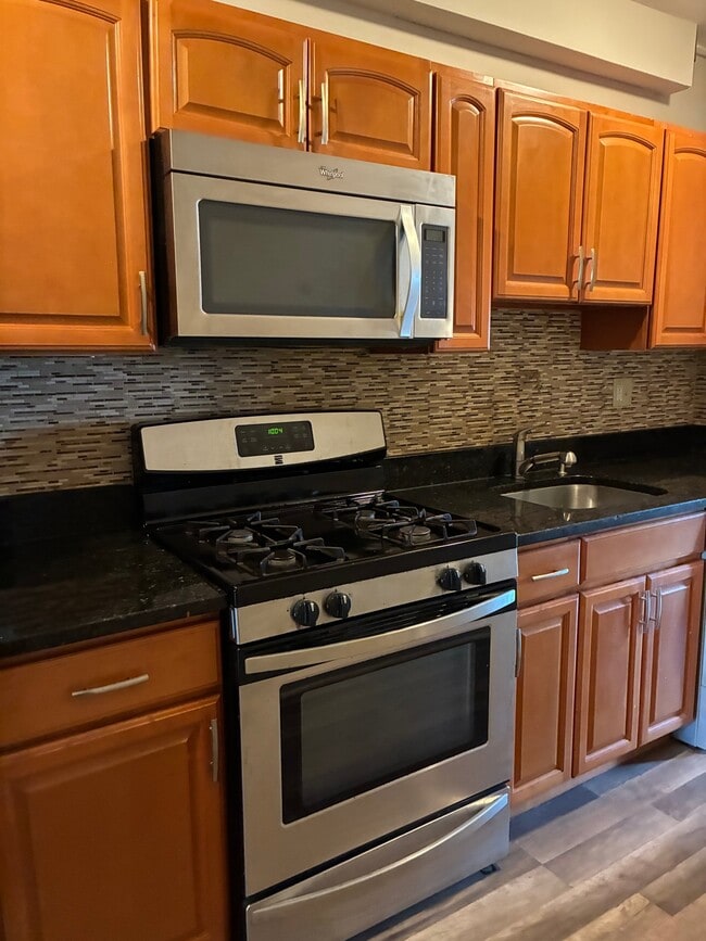 1625 E St NE, Unit 4 in Washington, DC - Building Photo - Building Photo