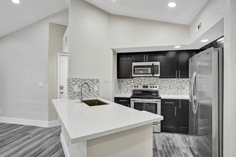 595 Vista Isles Dr in Plantation, FL - Building Photo - Building Photo