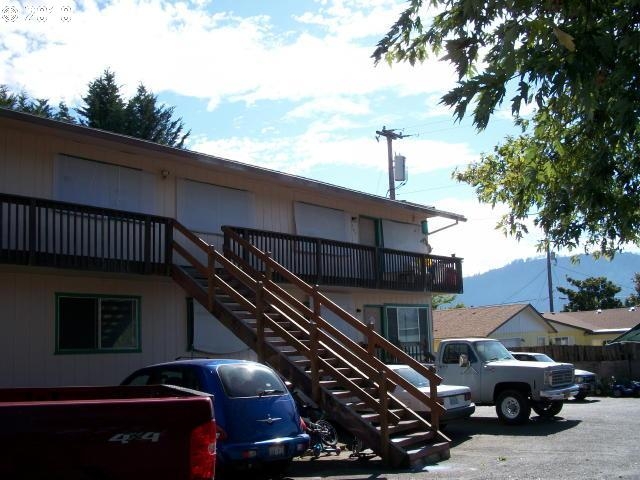 261-267 NW Civil Bend Ave in Winston, OR - Foto de edificio