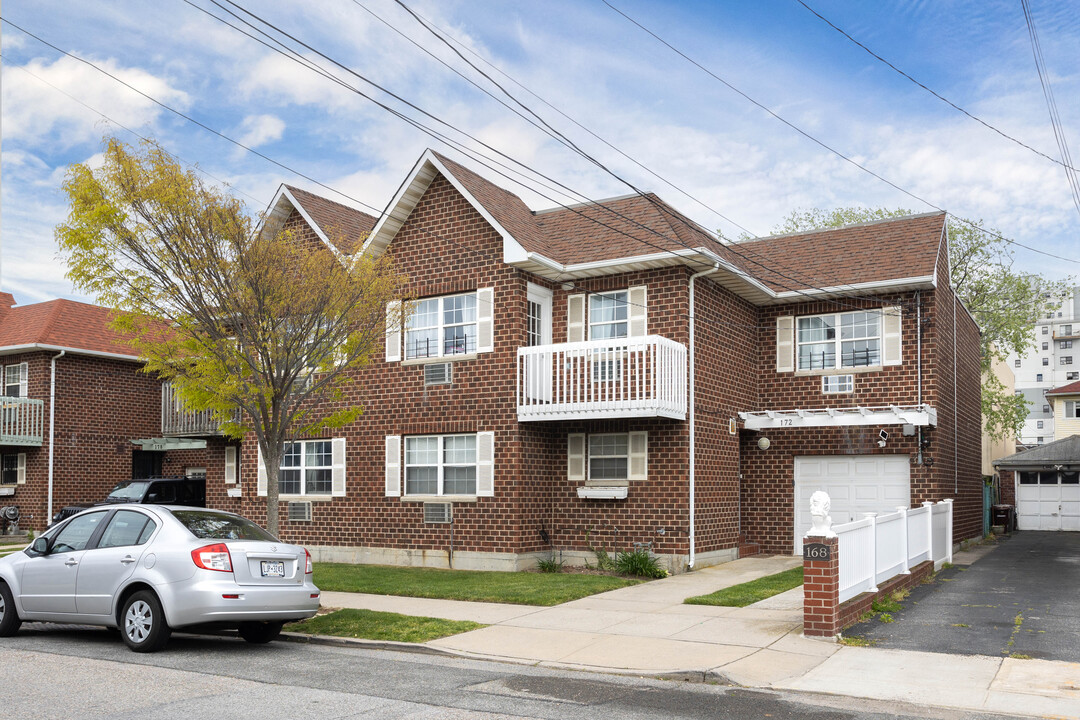 172 Beach 61st St in Arverne, NY - Building Photo