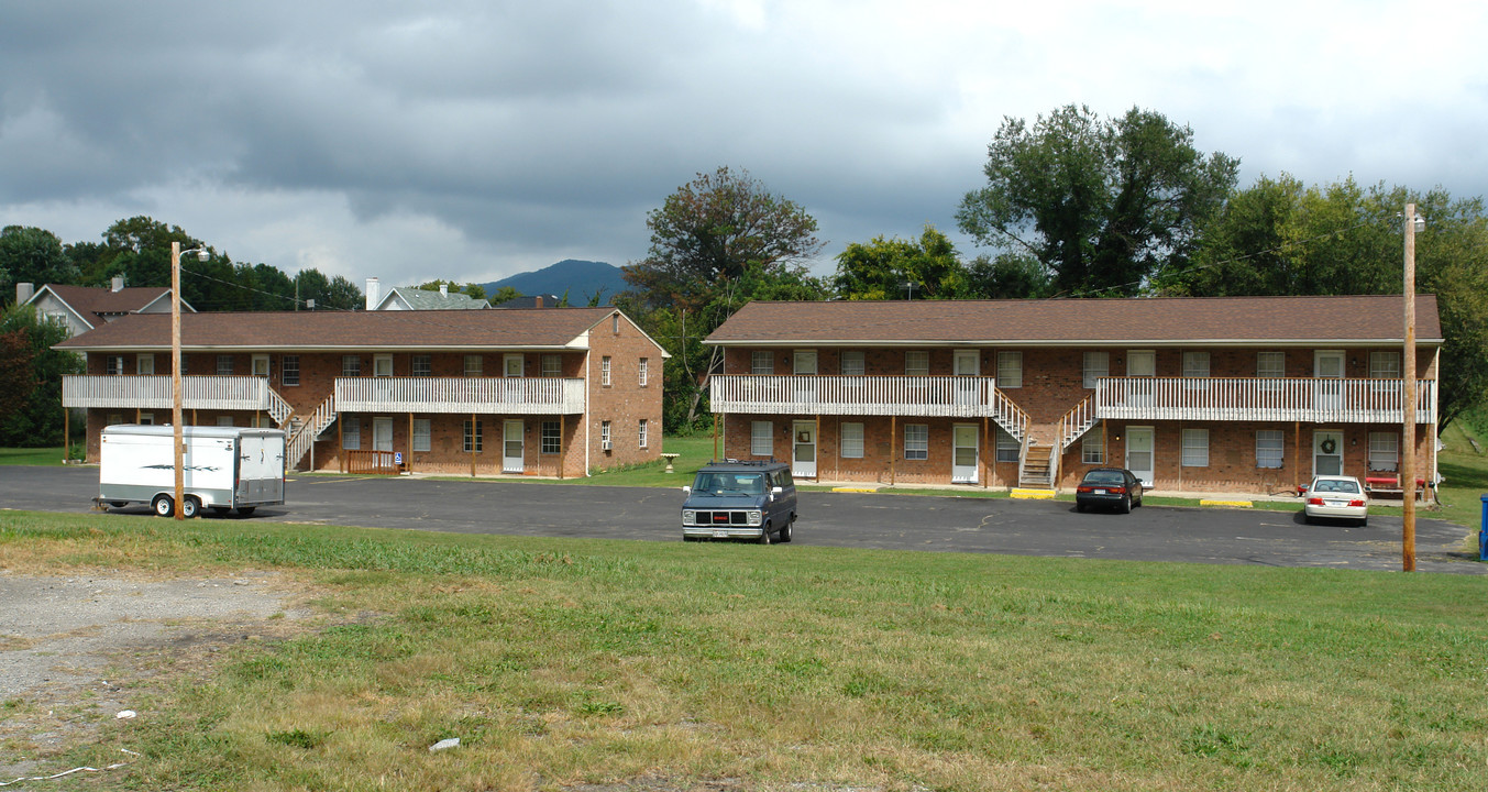 109-111 Wildhurst Ave NE in Roanoke, VA - Building Photo