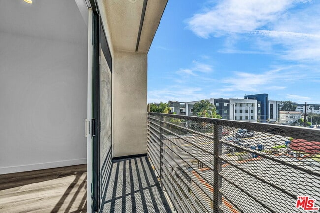 667 N Wilton Pl in Los Angeles, CA - Building Photo - Building Photo