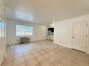 3301 58th Ave S in St. Petersburg, FL - Foto de edificio - Building Photo