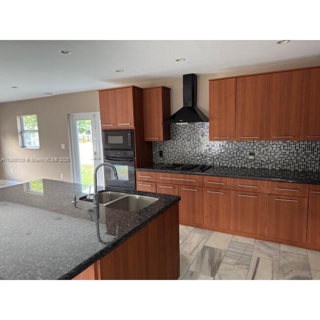 200 NE 44th St in Miami, FL - Building Photo - Building Photo