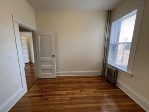 2 Ware St, Unit 111 in Cambridge, MA - Foto de edificio - Building Photo