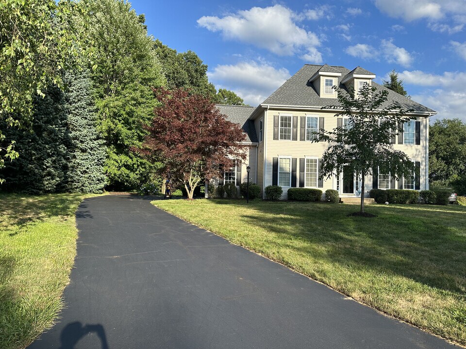 41 Buckingham Rd in Avon, CT - Building Photo