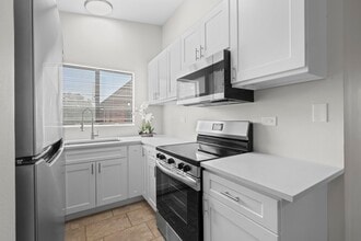 423 Berkshire Dr in Crystal Lake, IL - Building Photo - Building Photo