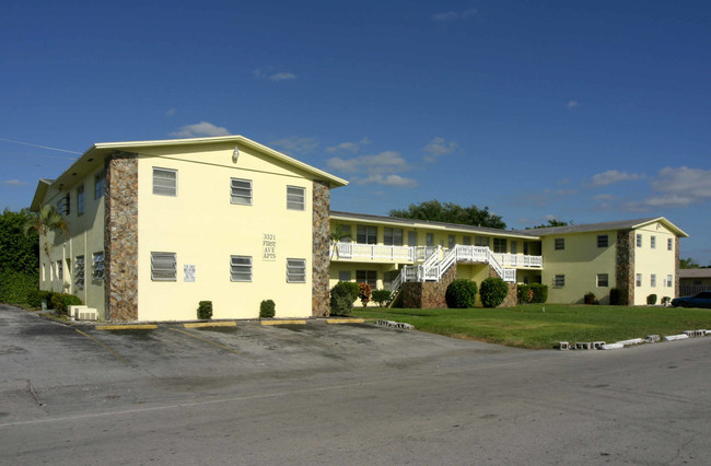 First Ave Apartments in Pompano Beach, FL - Foto de edificio - Building Photo