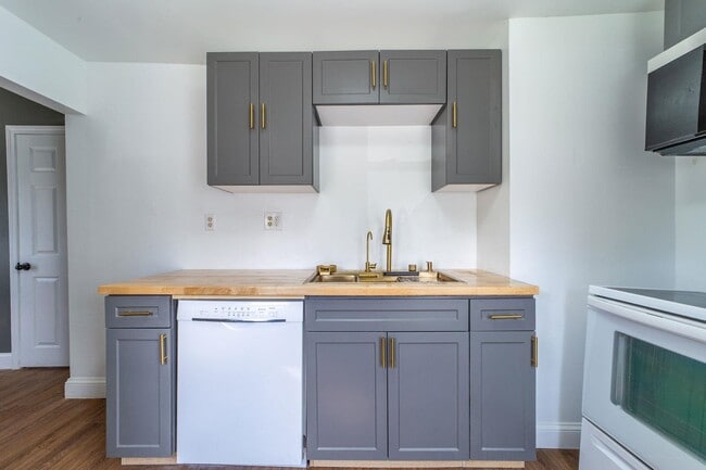 14 Winter St in Plymouth, NH - Building Photo - Building Photo