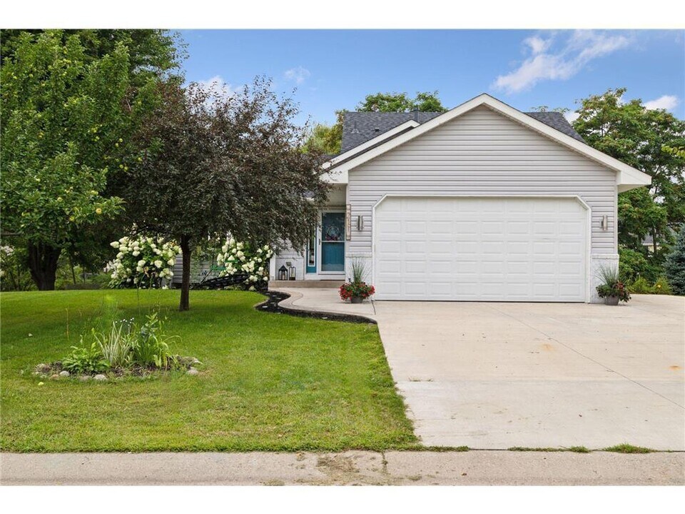21X-21X Street in Waconia, MN - Building Photo