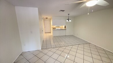 4003 Oak Limb Ct in Tampa, FL - Building Photo - Building Photo