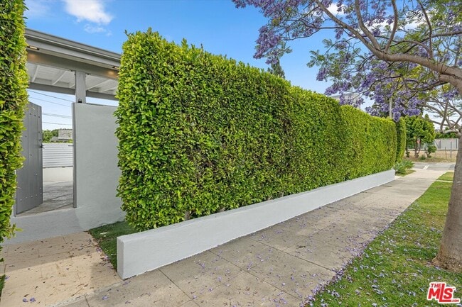 10650 Putney Rd in Los Angeles, CA - Building Photo - Building Photo