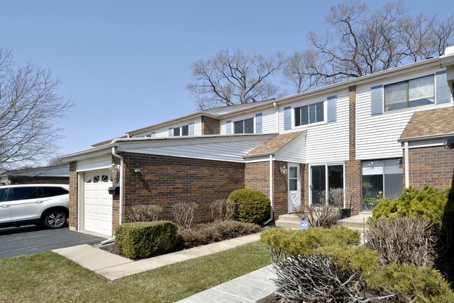 210 W Wimbolton Dr in Mount Prospect, IL - Building Photo - Building Photo