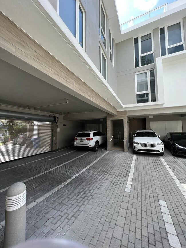 1000 99th St in Bay Harbor Islands, FL - Building Photo - Building Photo