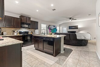 7022 Phoebe View in San Antonio, TX - Foto de edificio - Building Photo