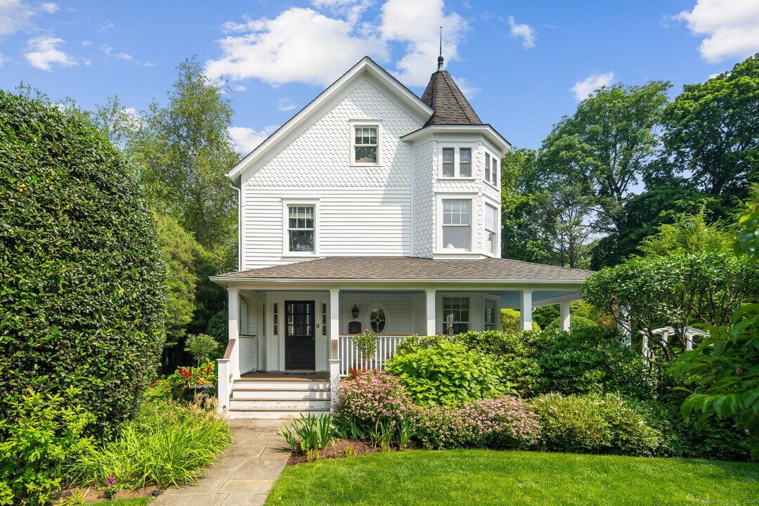 19 Mead St in New Canaan, CT - Building Photo